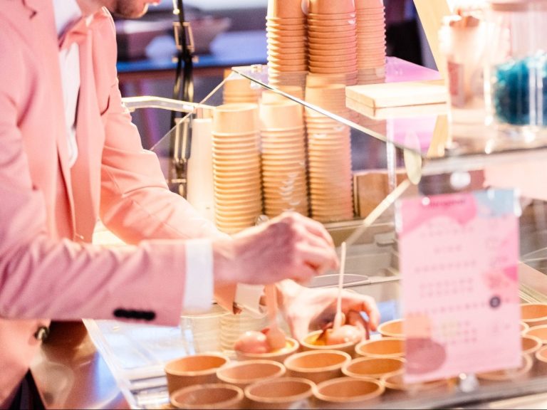 Person, die Eis am Eiswagen ausgibt